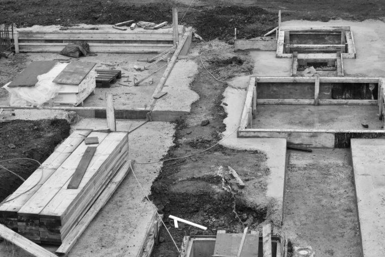 Przegląd materiałów do izolacji fundamentów: Koszty i technika 2026