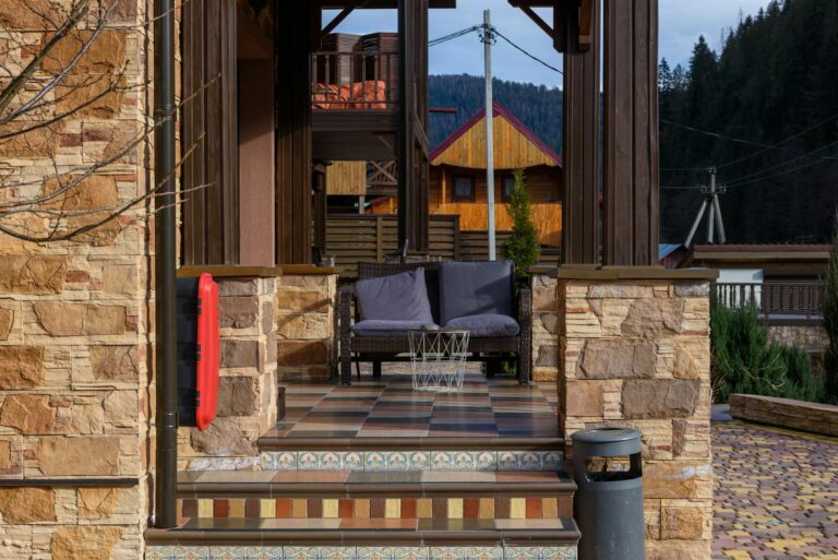 Zestawienie sprawdzonych polskich materiałów na taras i do łazienki