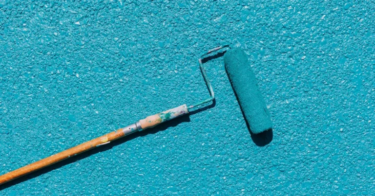 Farba hydrofobowa — Czy efekt perlenia wody naprawdę chroni Twoje ściany?