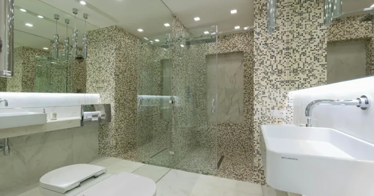 Hydroizolacja pod płytki: Folia w płynie czy zaprawa mineralna?