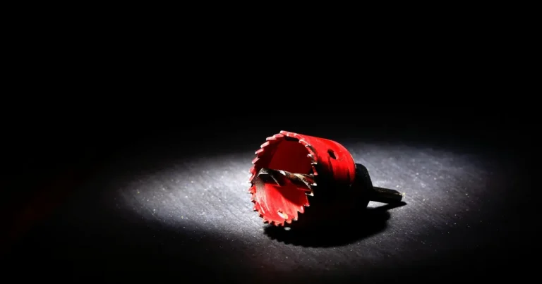 Otwornica do metalu — rodzaje, technika wiercenia i ceny [Przewodnik]