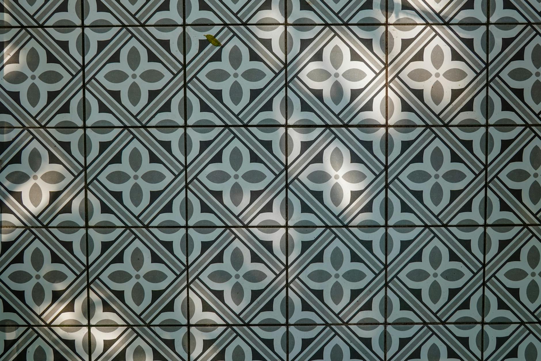 Fugi cementowe – rodzaje, parametry i złote zasady aplikacji