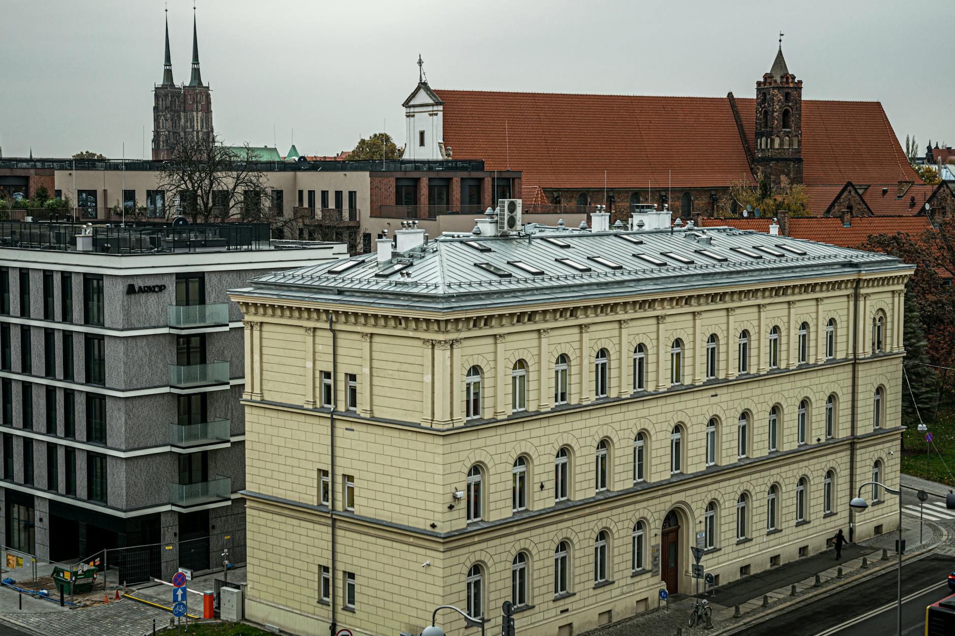 Pełne deskowanie dachu: Dlaczego warto zainwestować w sztywne poszycie?