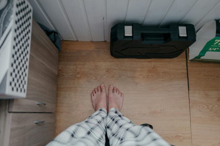 Izolacja termiczna pod posadzkę: EPS 100 vs. Płyty PIR (Pojedynek 2026)