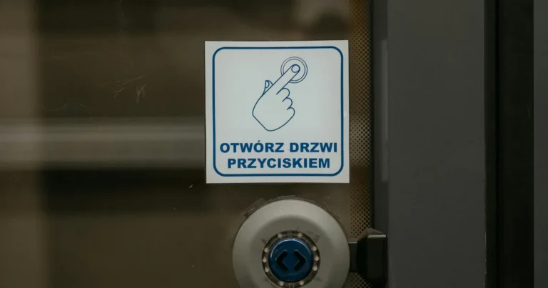 Jak wyregulować drzwi wejściowe?