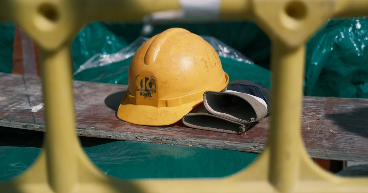 Kask budowlany z widocznym oznaczeniem daty produkcji pod daszkiem