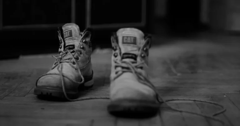 Skórzane buty robocze po pracy na budowie przygotowane do czyszczenia