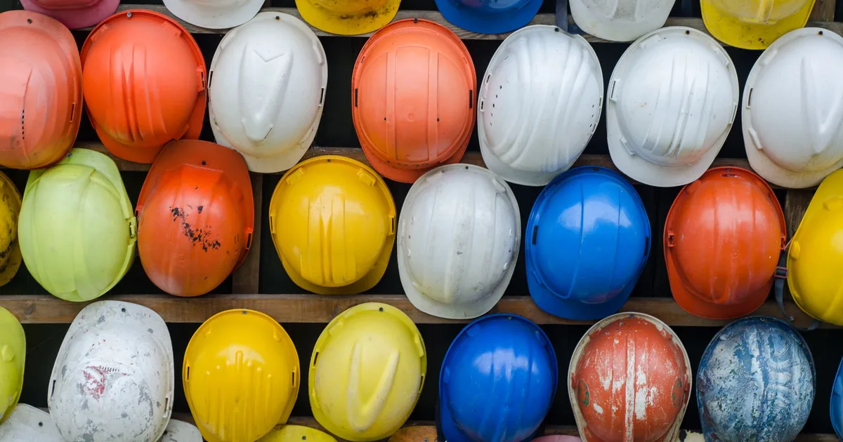 Kask budowlany z tekstylną więźbą przygotowany do czyszczenia