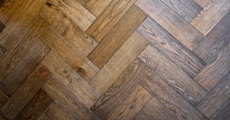 Cyklinowanie parkietu maszyną bębnową w opróżnionym pomieszczeniu