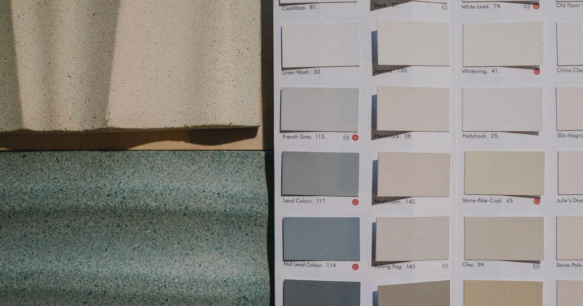Próbniki kolorów obok próbek materiałów wykończeniowych